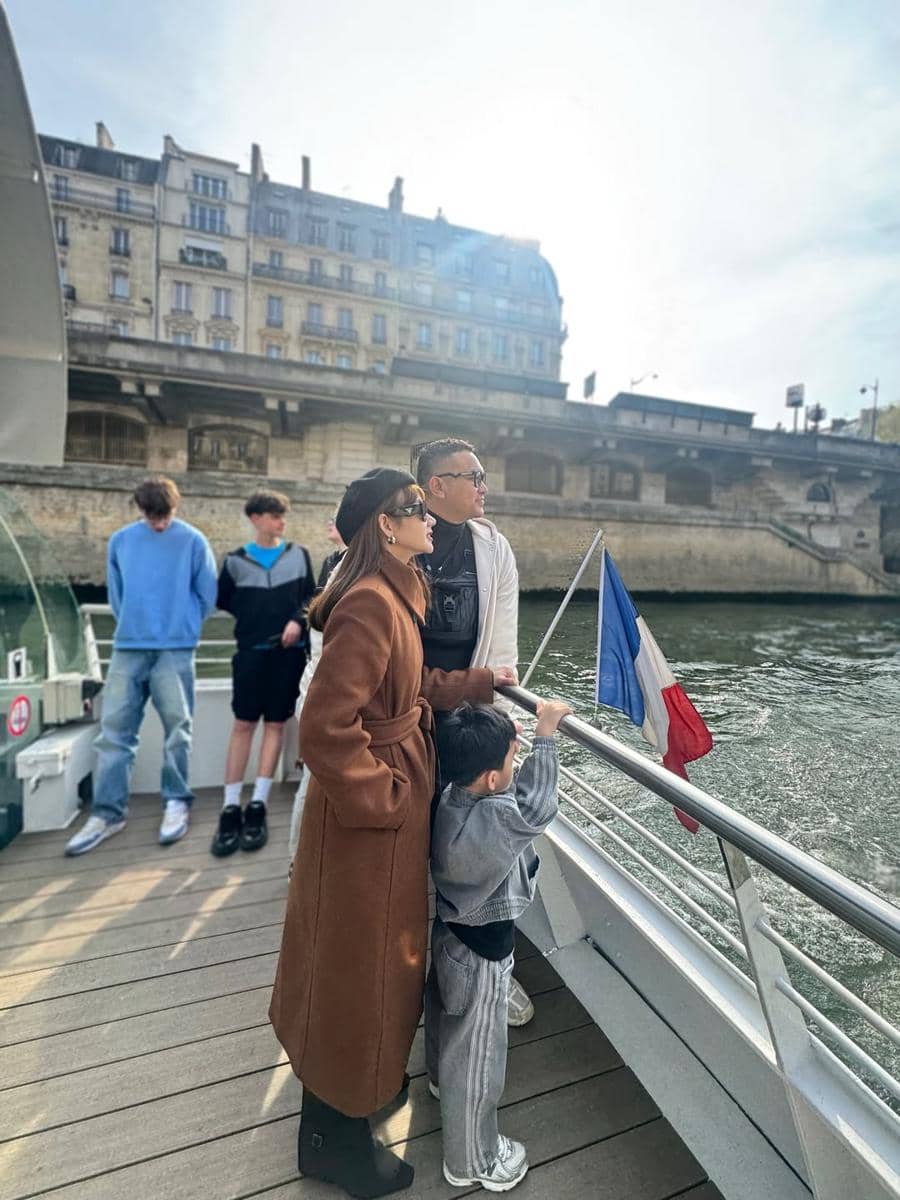 Keluarga Gilang Dirga keliling Paris sampai malam