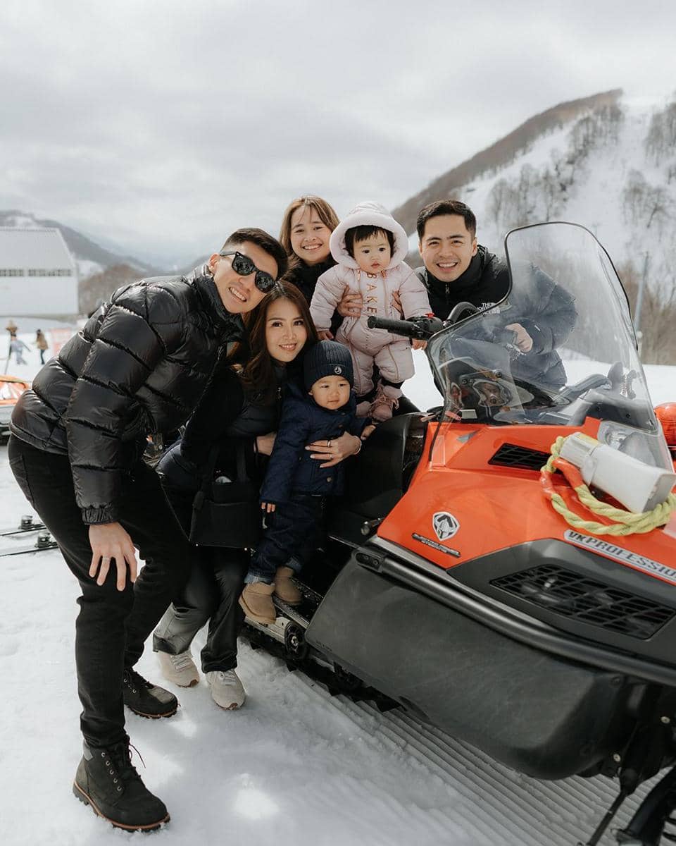 Gritte Agatha dan keluarga main salju di Gifu, Jepang