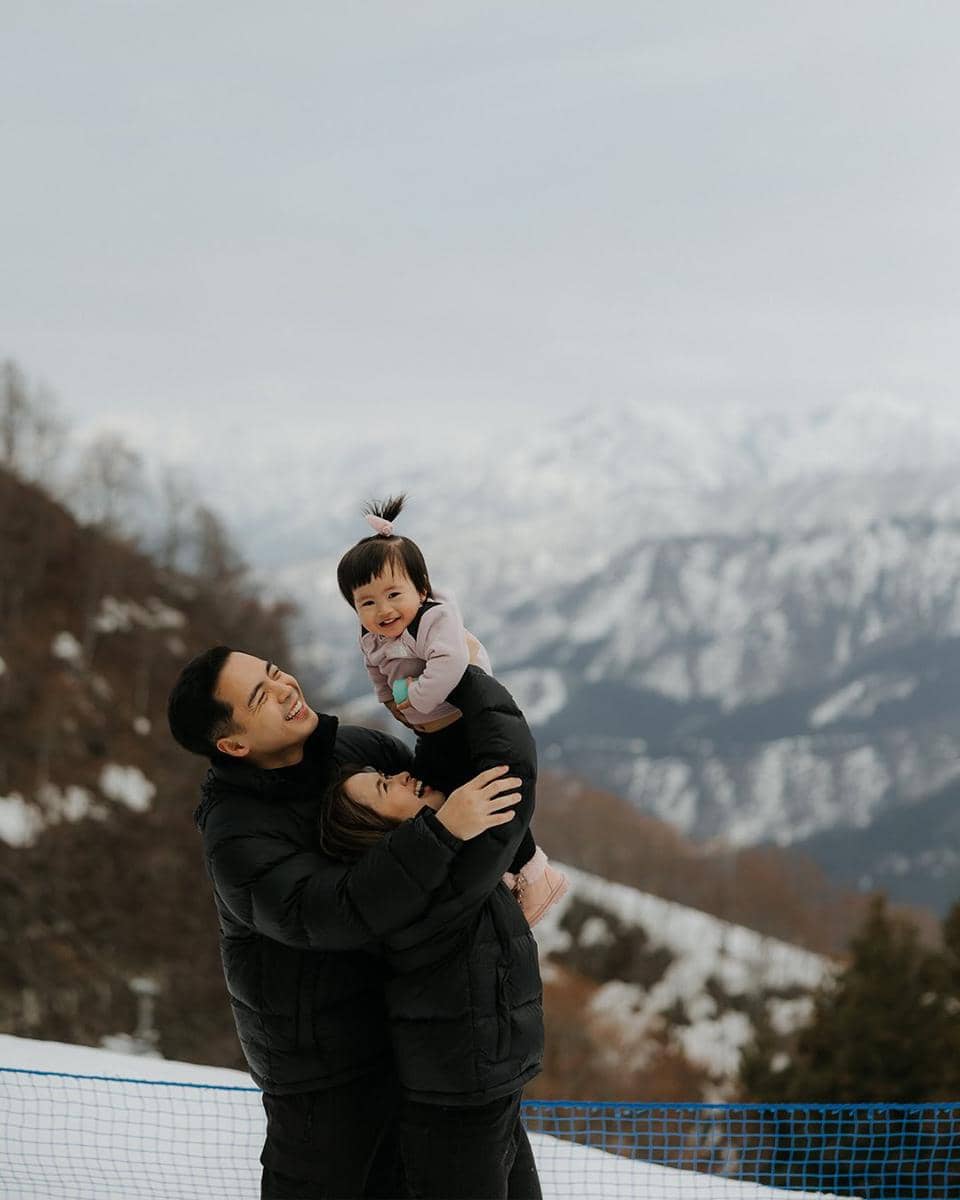 Gritte Agatha dan keluarga main salju di Gifu, Jepang