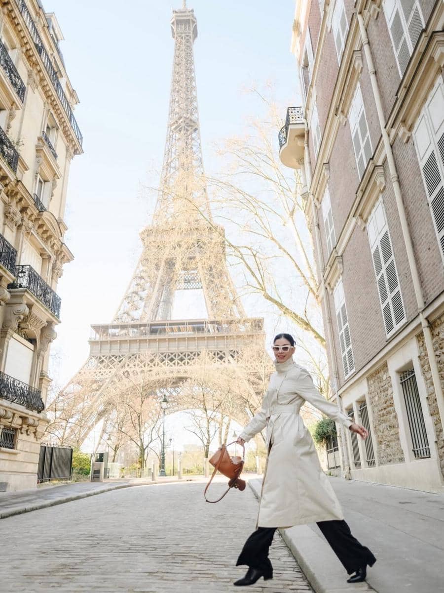 Medina jalan-jalan di Paris saat bunga sakura mekar
