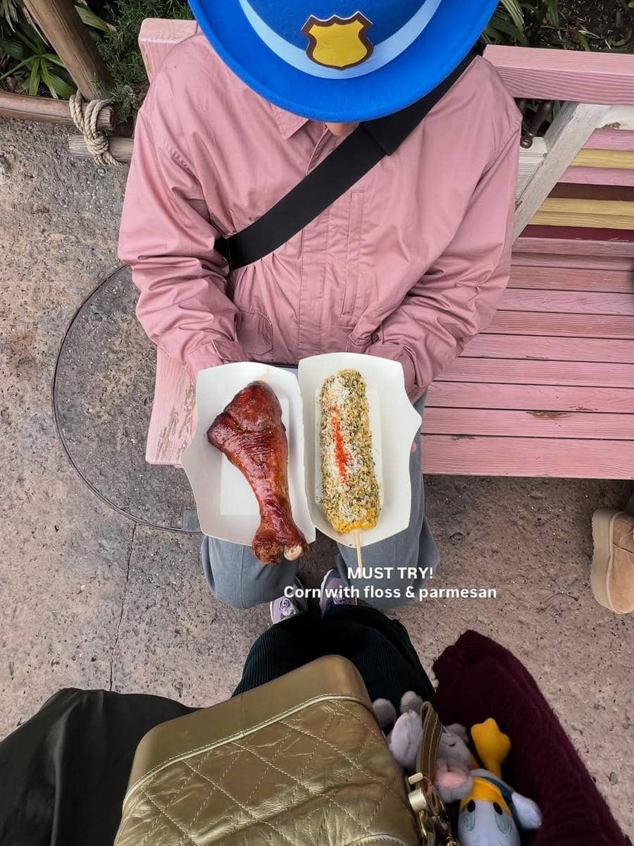 Kenes Andari dan Winky Wiryawan ke Disneyland Shanghai