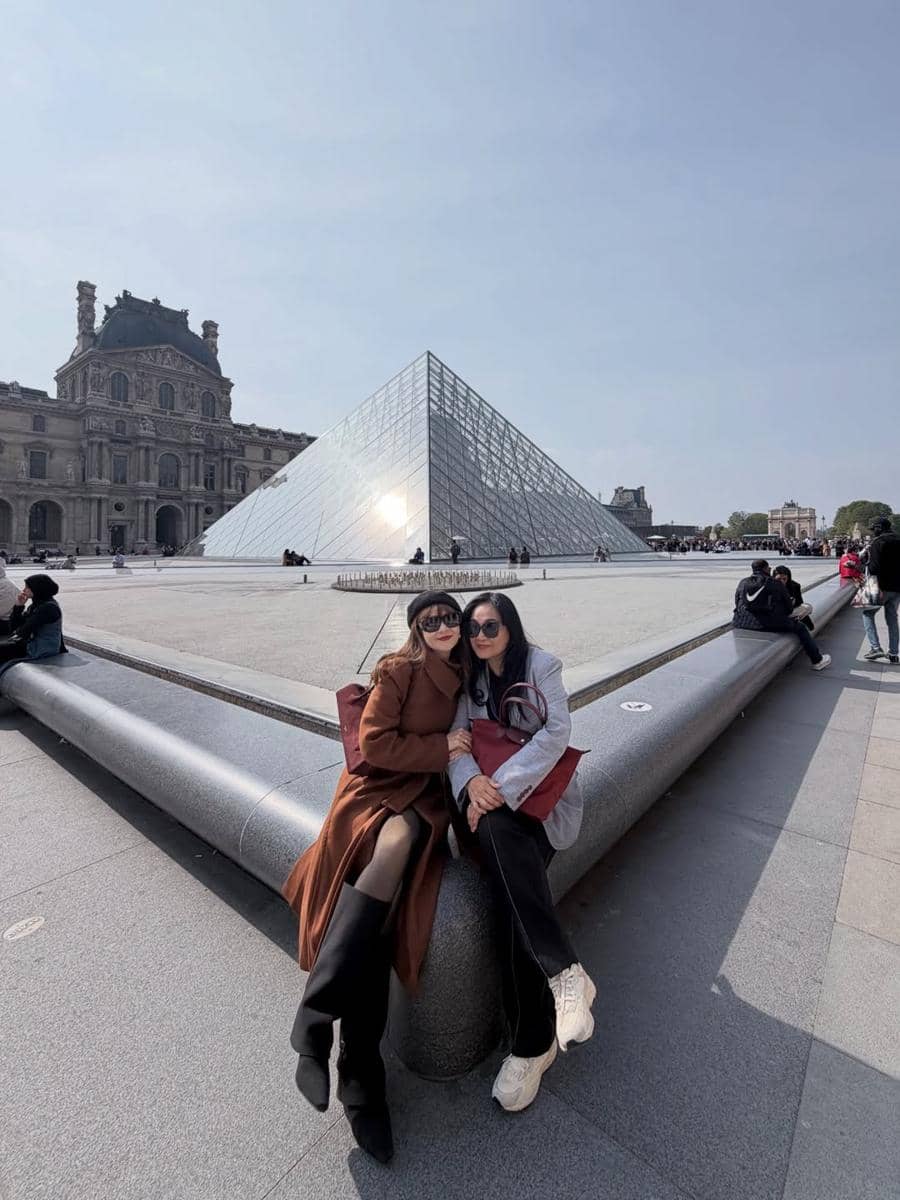 Keluarga Gilang Dirga keliling Paris sampai malam