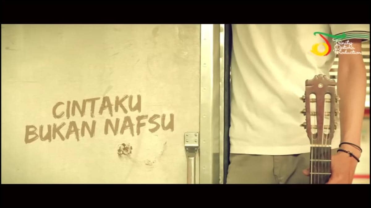 cuplikan video klip "Stasiun Cinta"