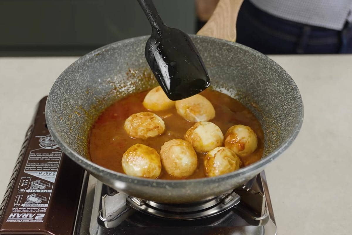 ilustrasi memasak semur telur