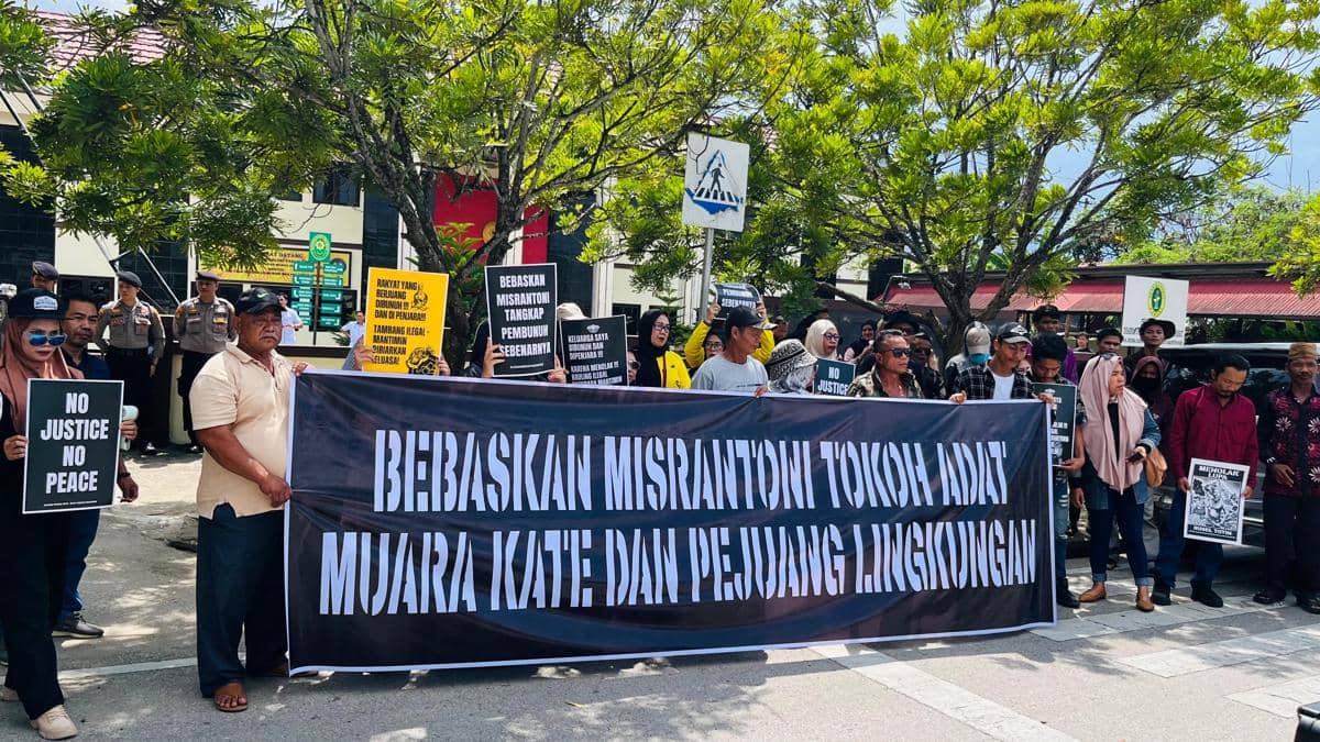 Puluhan Massa Kepung PN Paser, Tuntut Misran Toni Dibebaskan