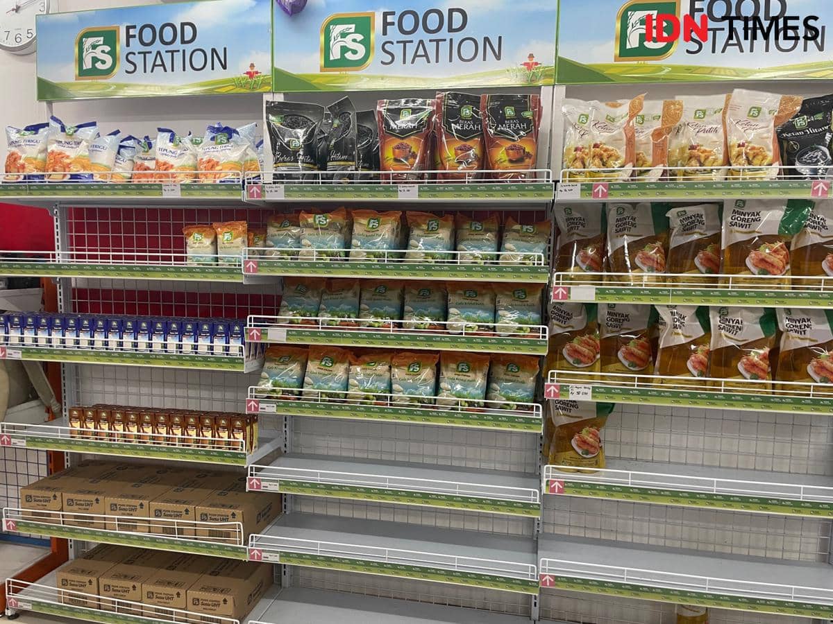 Tampilan seperti minimarket, tapi sebagian rak masih kosong