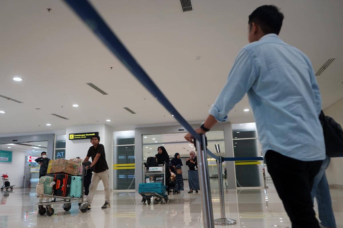 Penumpang pesawat berjalan keluar dari terminal kedatangan Bandara Internasional Internasional Sultan Hasanuddin, Kabupaten Maros, Sulawesi Selatan, Sabtu (28/3/2026). ( ANTARA FOTO/Hasrul Said)