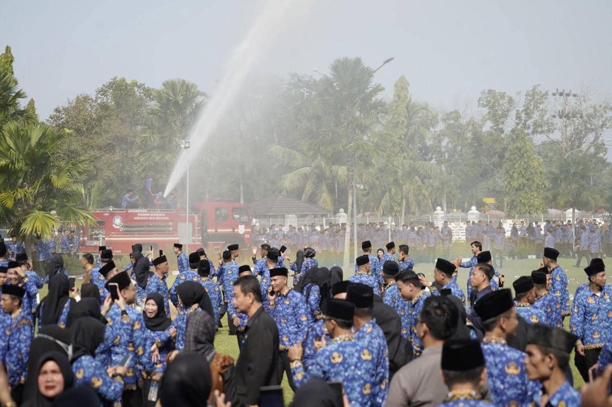 Bupati Muba saat melantik para PPPK dan CPNS.