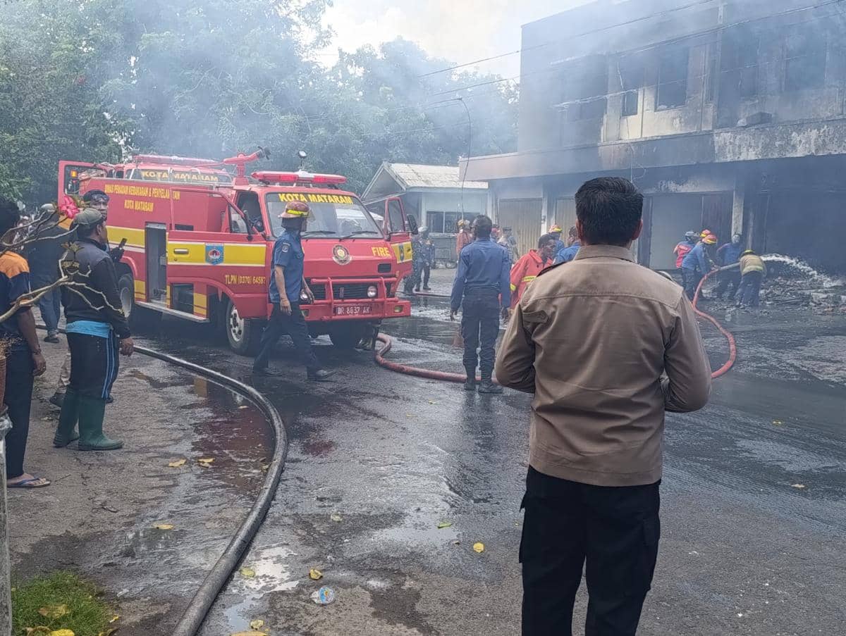 Gudang Oli di Mataram Hangus Terbakar, Kerugian Ditaksir Rp2 Miliar