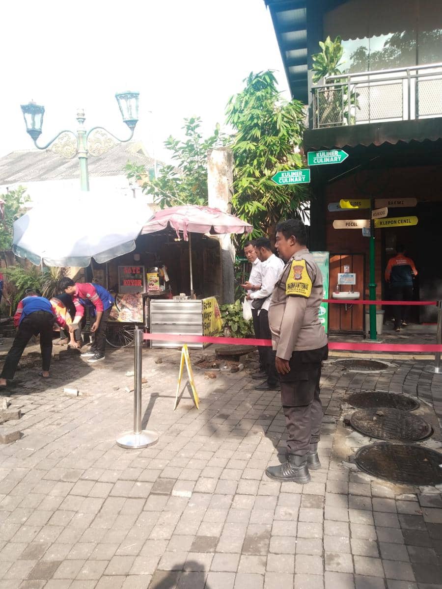  Sebuah ledakan terjadi di kawasan Teras Malioboro 1, Gondomanan, Kota Yogyakarta, menyebabkan tiga orang mengalami luka bakar, Senin (30/3/2026) sekitar pukul 07.20 WIB.  