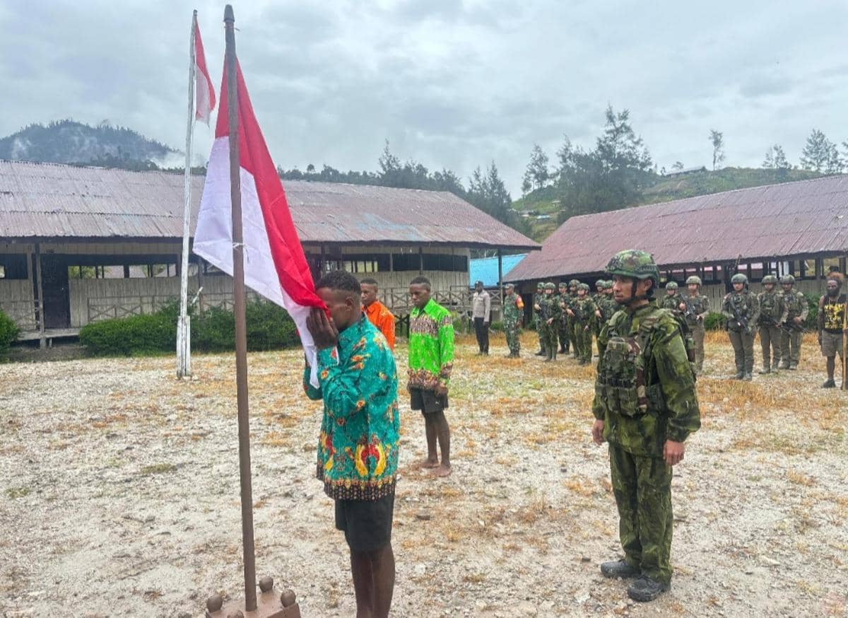 Momen Haru Tiga Eks Anggota OPM Cium Merah Putih