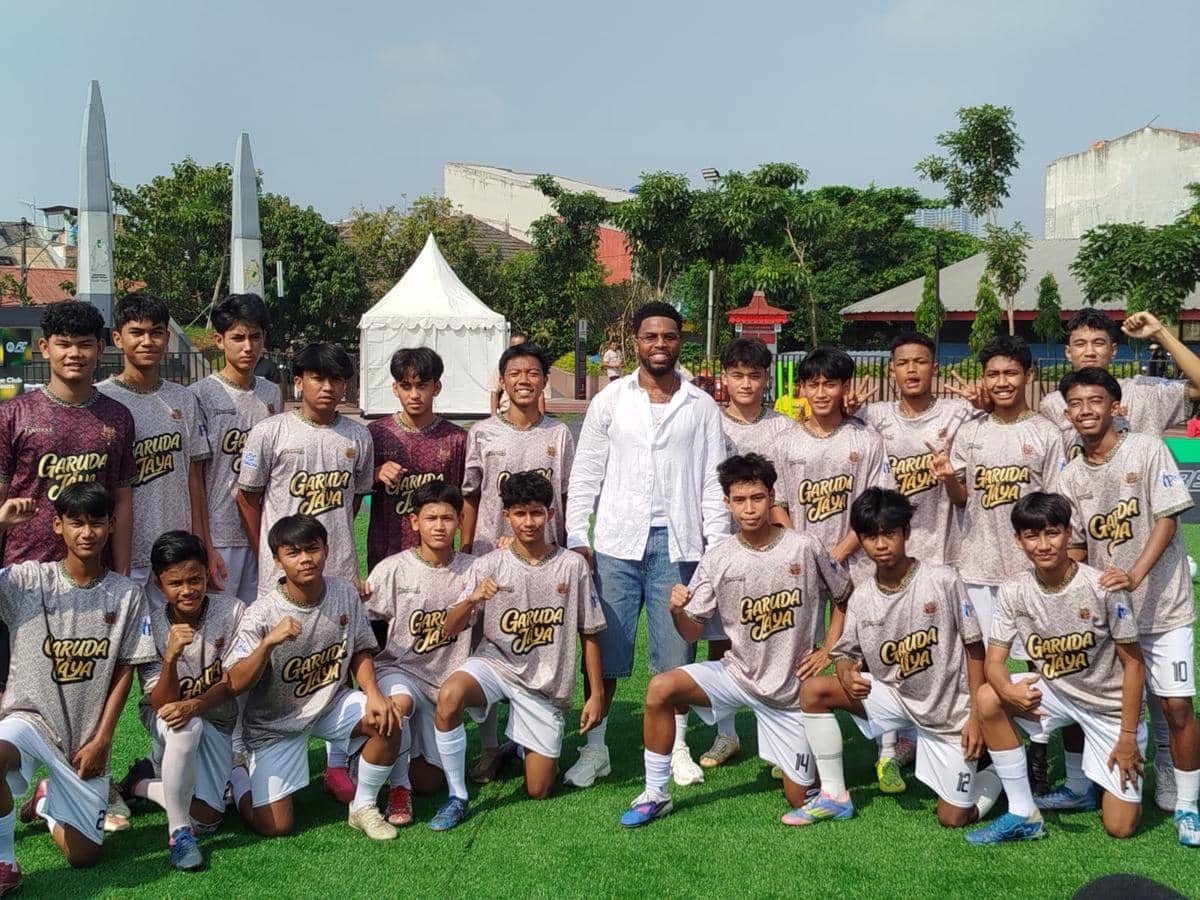Eks Pemain Liverpool Berbagi Ilmu Sepak Bola dan Ramaikan Kota Bekasi