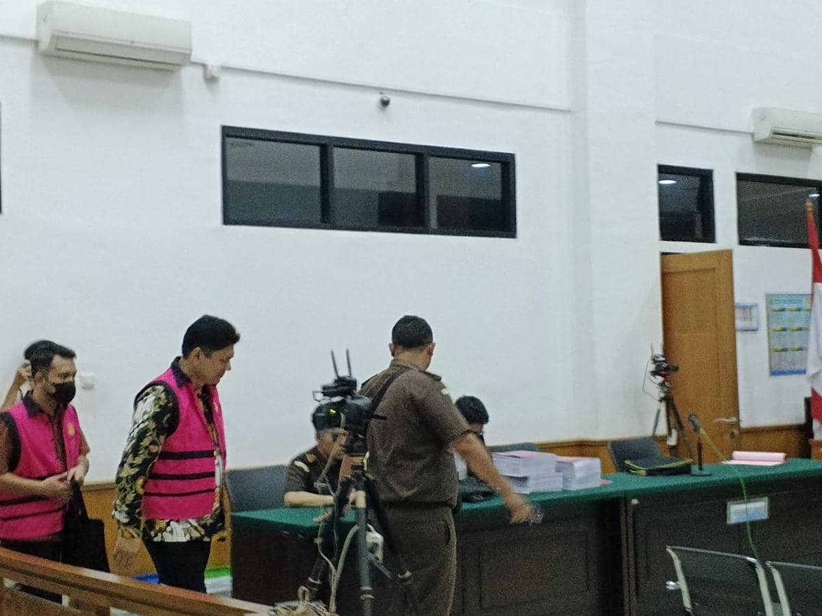 Terdakwa korupsi KUR Bank BTN BSD usai menjalani sidang