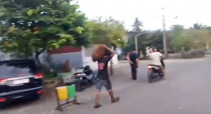 Dua Terduga Pencuri Sawit di Morowali Diarak Warga, Motor Dibakar. (Dok. IDN Times)