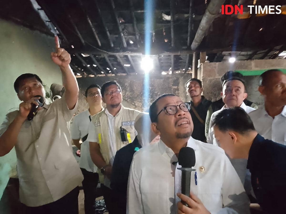 Menteri Maruarar Sirat meninjau penerima bantuan BSPS di Tangerang