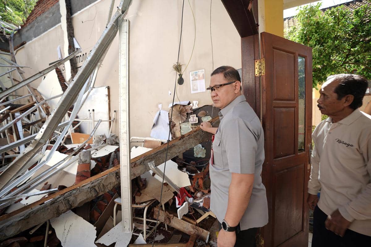 Atap 3 Kelas SMKN 1 Ampelgading Malang Ambruk, KBM Tetap Berjalan