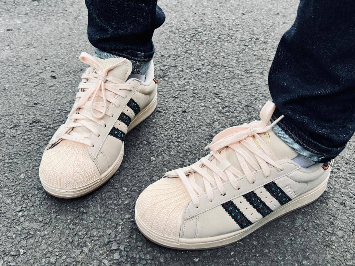 Nge-Mix and Match adidas Papua dengan Celana Panjang, Cocok yang Mana?