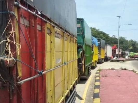 Ribuan Truk Serbu Pelabuhan Bakauheni, Jalinsum-Jalan Tol Macet Parah