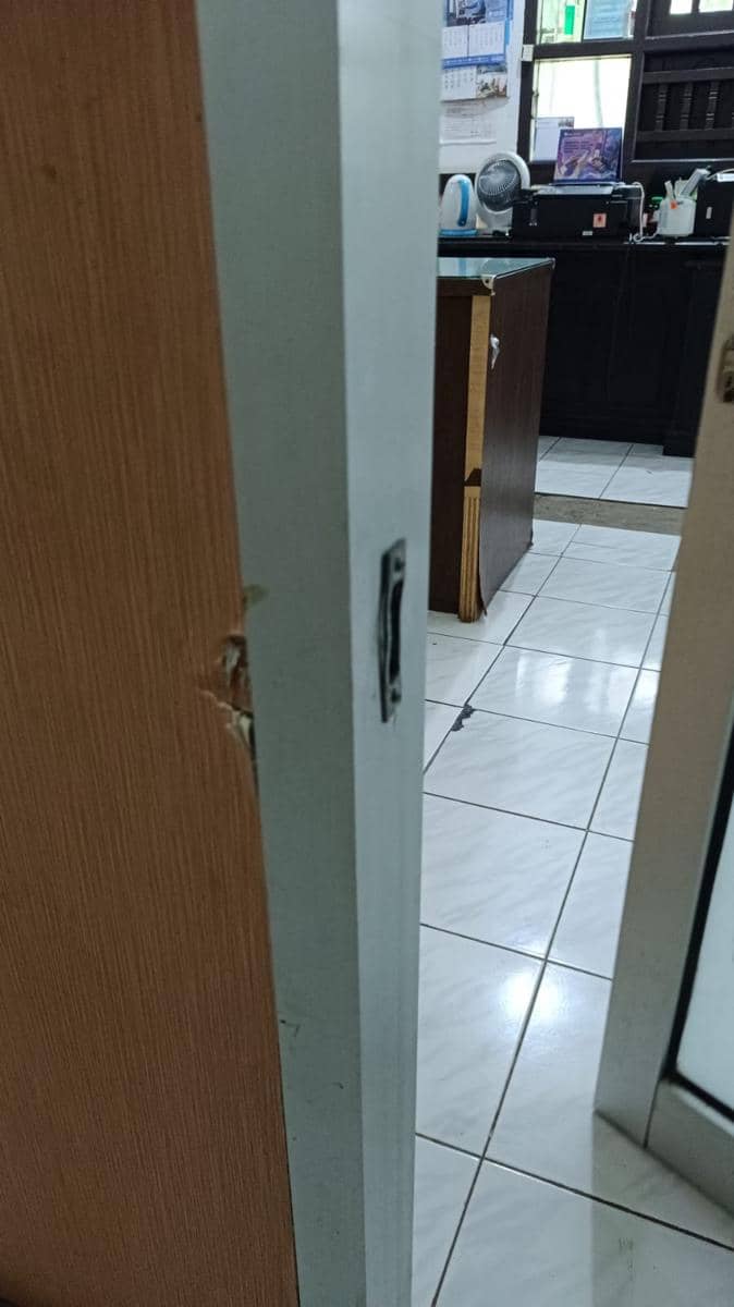 Pintu ruangan staf Dinas Komunikasi, Informatika, dan Persandian Pemerintah Provinsi Sulawesi Selatan yang dicungkil maling, Senin (30/3/2026). Dok. Humas Pemprov Sulsel