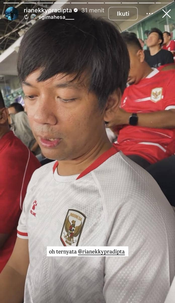 potret artis nonton laga Timnas Indonesia vs Bulgaria di GBK