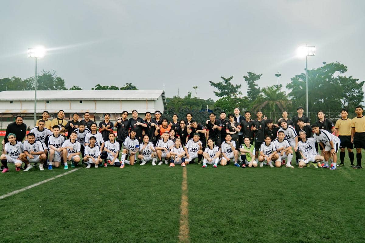 Tim AAA Clan dan B2F foto bareng di pertandingan sepakbola Marapthon
