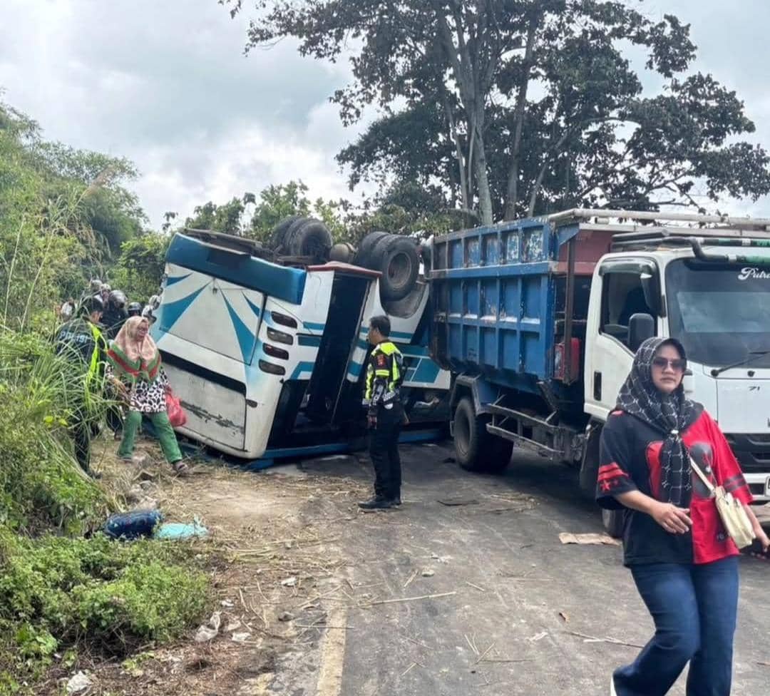 Bus bawa rombongan pengantin terbaik di jalan tanjakan Ranau Ranau. (Dok. Dishub OKU Selatan)