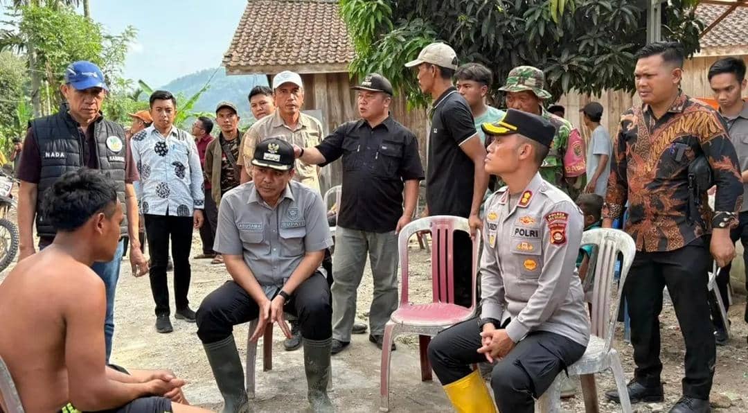 Bupati Abusama saat meninjau rumah warga yang terdampak banjir dan longsor di Desa Simpang Sender Utara.