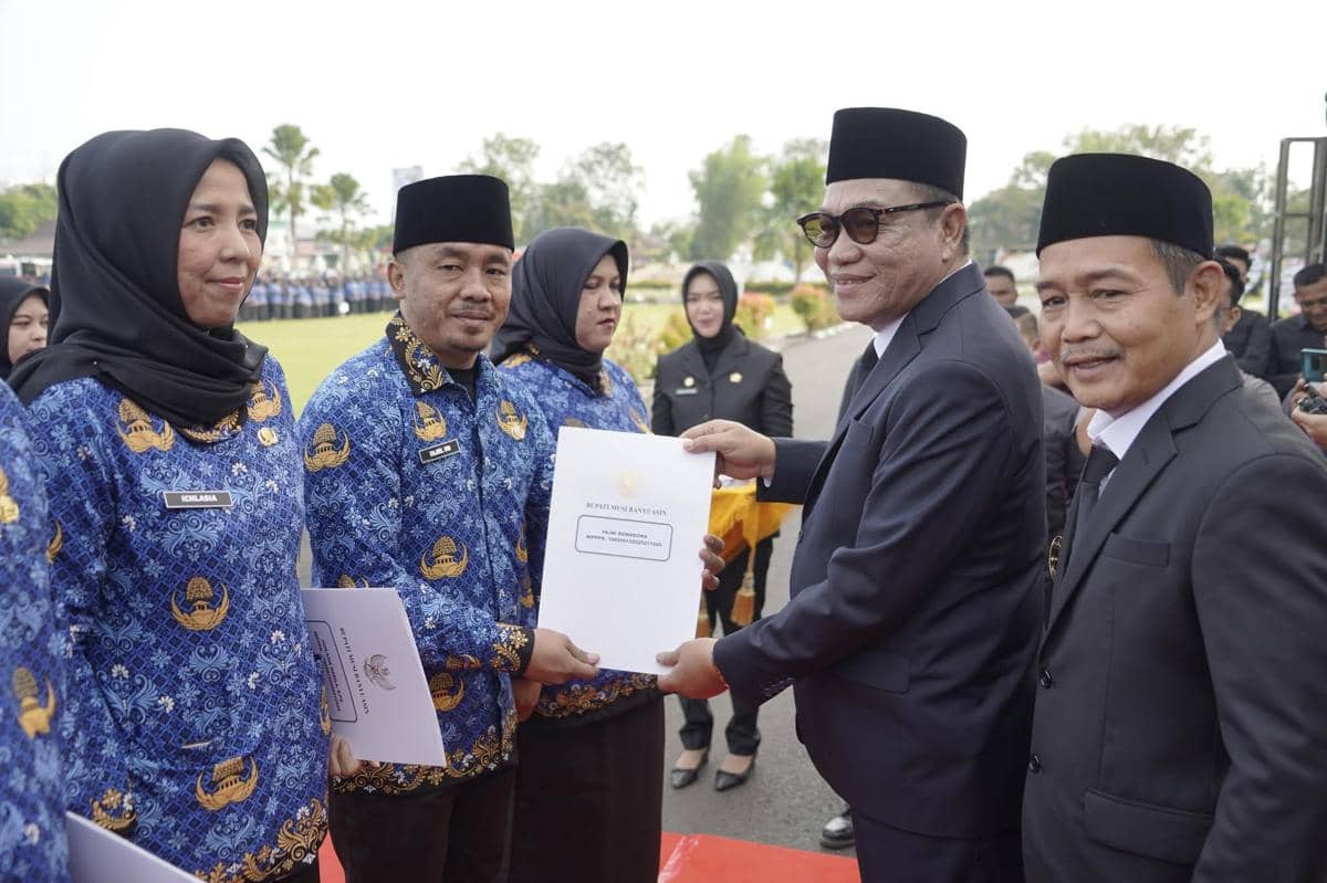 Bupati Muba saat melantik para PPPK dan CPNS.