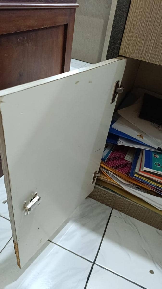 Lemari di ruangan staf Dinas Komunikasi, Informatika, dan Persandian Pemerintah Provinsi Sulawesi Selatan yang dicungkil maling, Senin (30/3/2026). Dok. Humas Pemprov Sulsel