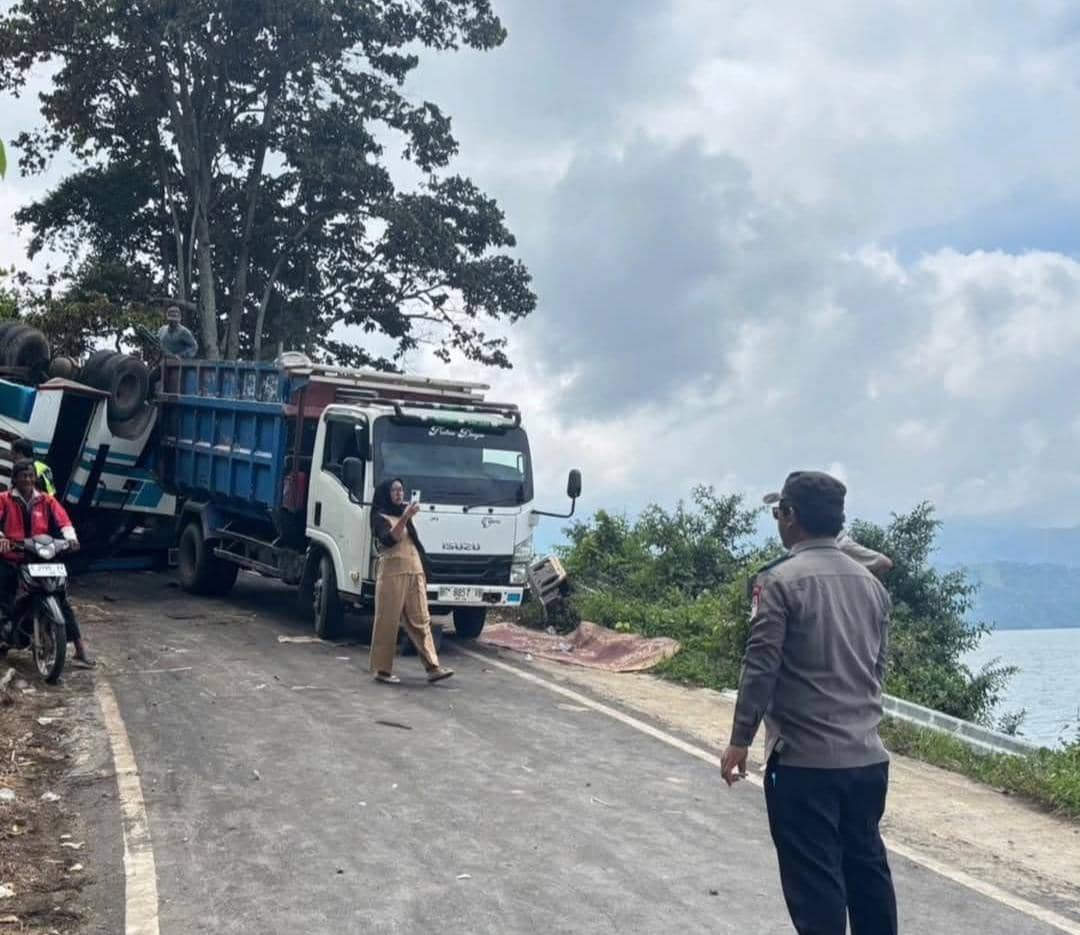 Bus bawa rombongan pengantin terbaik di jalan tanjakan Ranau Ranau.