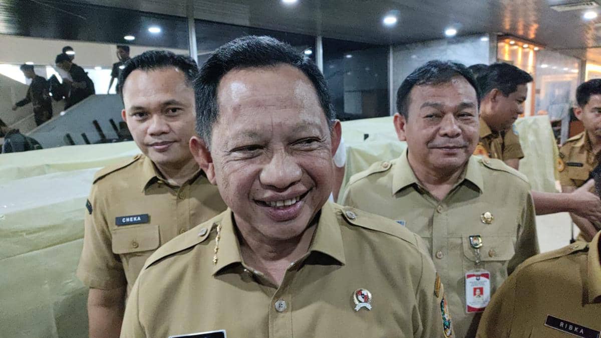 Menteri Dalam Negeri (Mendagri), Muhammad Tito Karnavian saat ditemui di Kompleks Gedung DPR RI, Senayan, Jakarta Pusat, Senin (30/3/2026). (IDN Times/Yosafat Diva Bayu Wisesa)