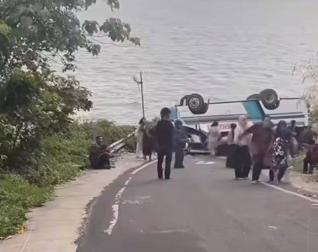 Bus bawa rombongan pengantin terbaik di jalan tanjakan Ranau Ranau. (Dok. IDN Times)