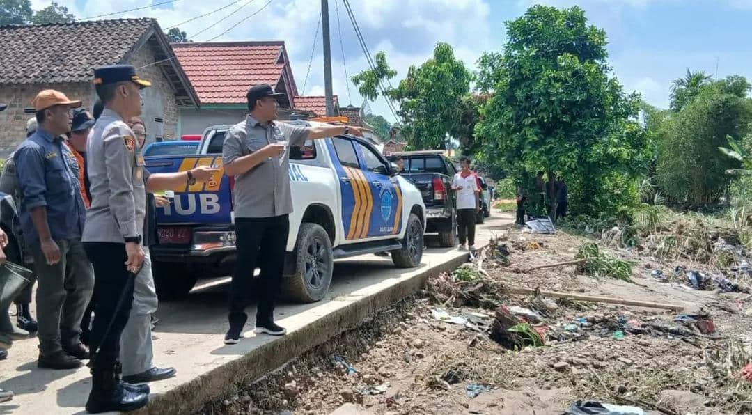 Bupati Abusama saat meninjau rumah warga yang terdampak banjir dan longsor di Desa Simpang Sender Utara.