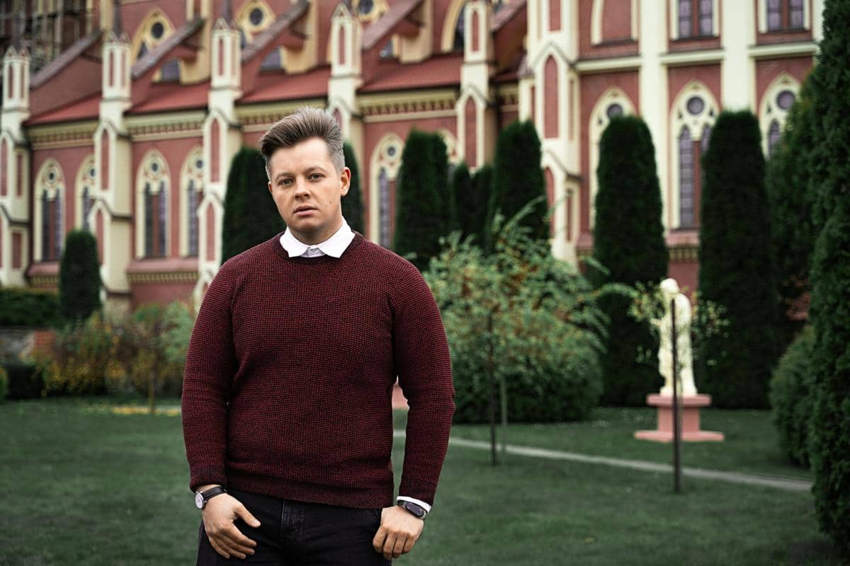 ilustrasi seorang pria memakai sweater warna merah marun