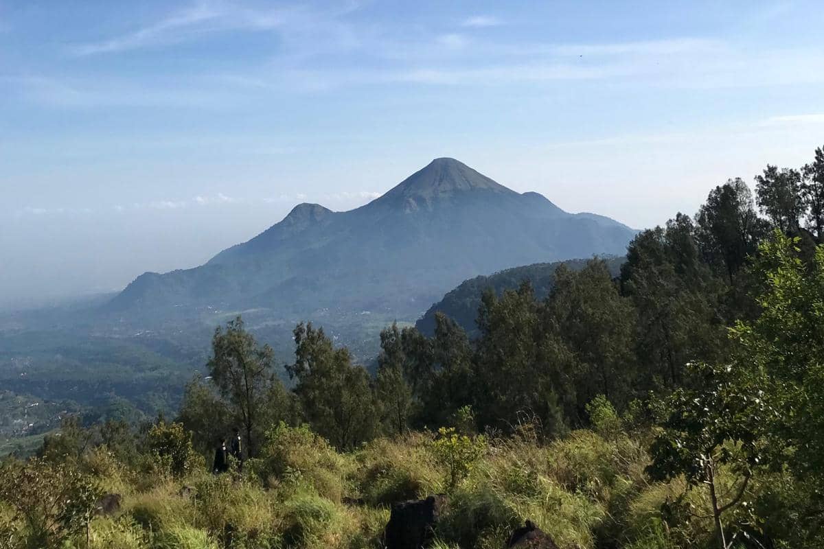 Foto pemandangan perbukitan hijau dari Puthuk Siwur dengan suasana alam yang tenang dan terbuka.