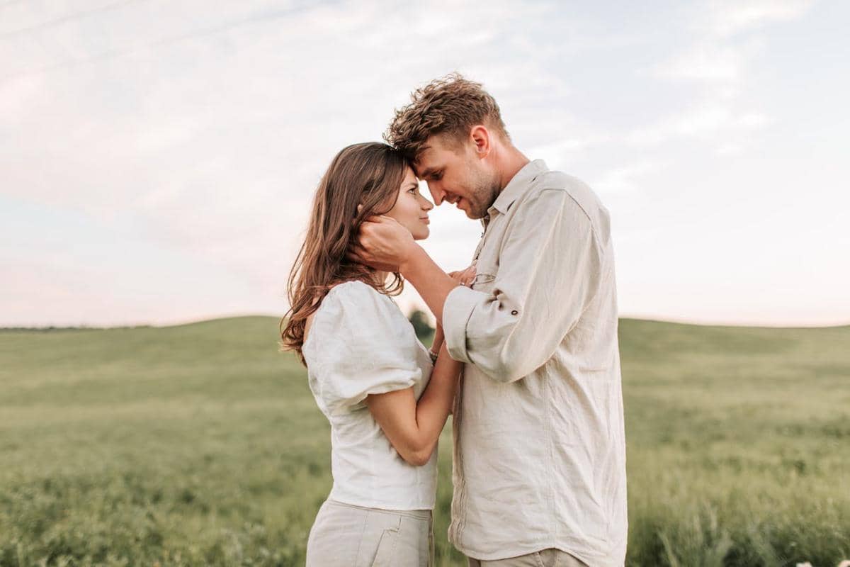 Ilustrasi pasangan pre wedding