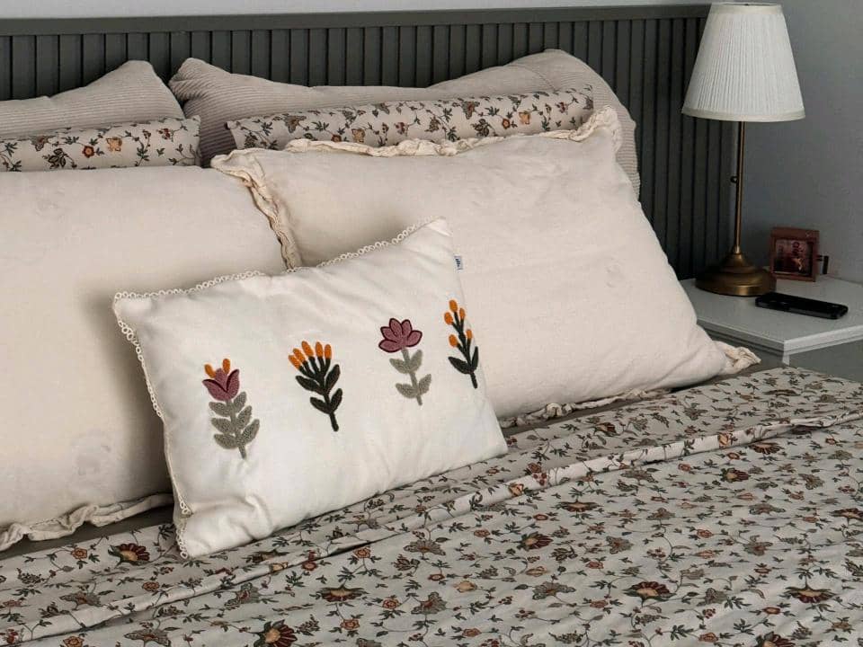 ilustrasi sprei motif mini floral
