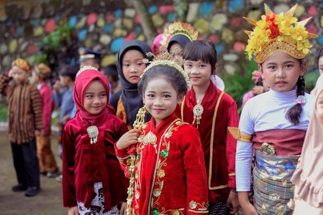 Ilustrasi anak-anak menggunakan pakaian tradisional