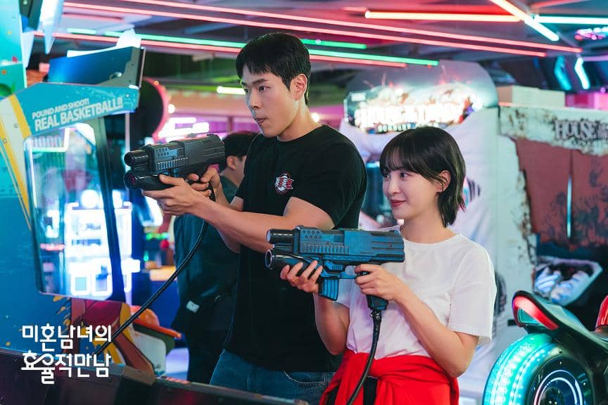 Joo Yeon Woo dan Jung Hye Sung pasangan yang berlayar di ending The Practical Guide to Love