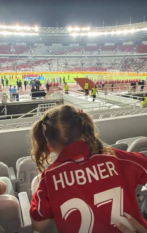Kamari Dukung Justin Hubner di Laga Timnas vs Bulgaria (instagram.com/jennifercoppenreal20)