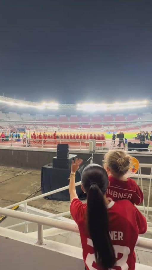 Kamari Dukung Justin Hubner di Laga Timnas vs Bulgaria (instagram.com/jennifercoppenreal20)