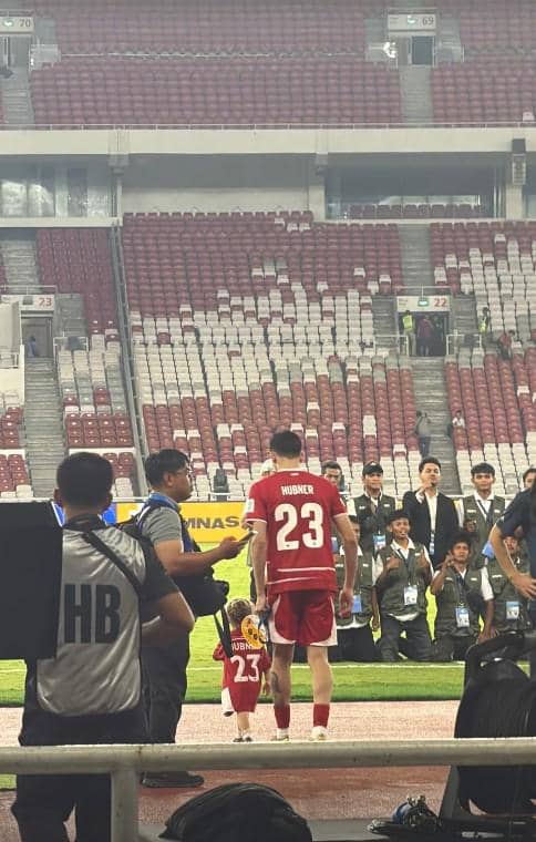 Kamari Dukung Justin Hubner di Laga Timnas vs Bulgaria (instagram.com/jennifercoppenreal20)