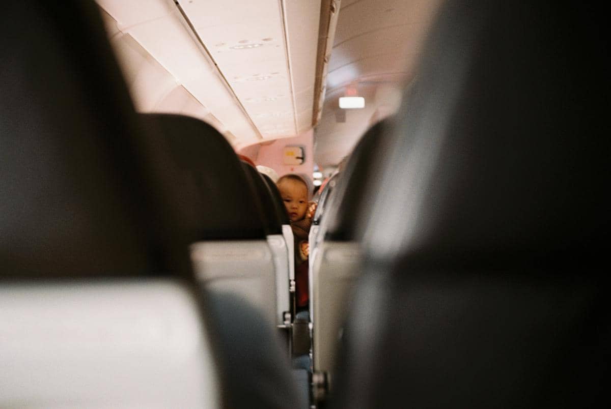 ilustrasi bayi naik pesawat