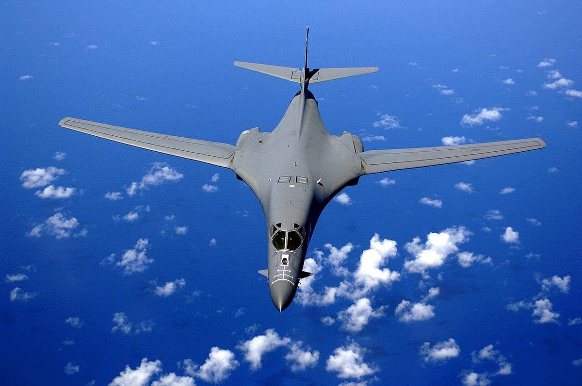 potret bomber strategis AU AS B-1B Lancer yang dijuluki "Bone" sedang terbang di atas Samudra Pasifik