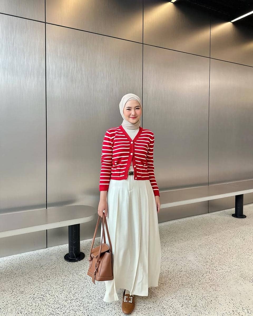 Outfit Hijab Nuansa Merah ala Intan Ghazella