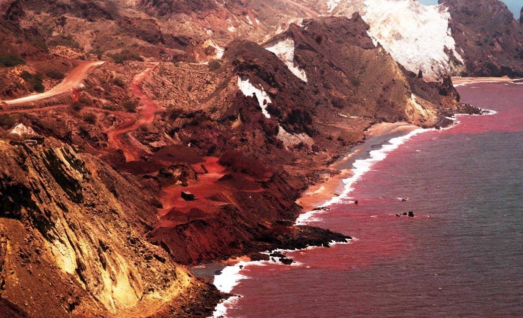5 Fakta Aneh Pulau Merah Iran, Lautnya Bisa Jadi Darah!