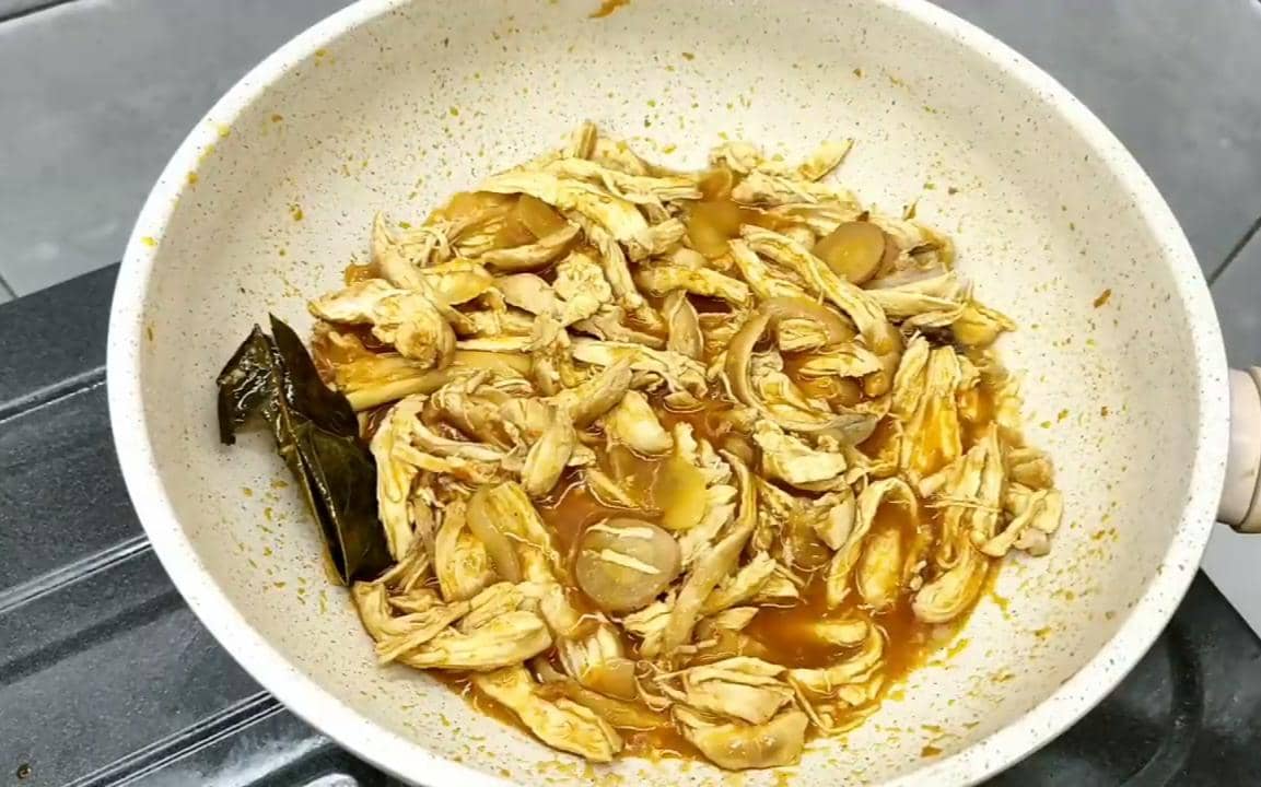 ilustrasi memasak ayam suwir hajatan