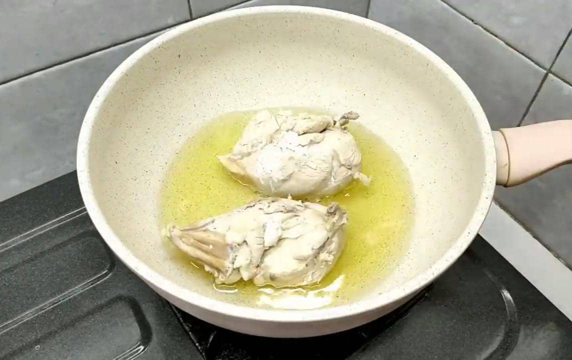 ilustrasi menggoreng ayam