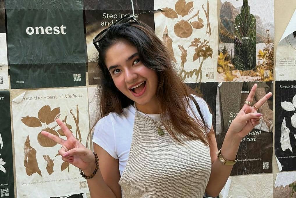 9 Potret Anushka Sen Liburan di Bangkok, Jajan Mango Sticky Rice