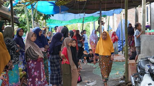 perempuan desa berkumpul dalam sebuah upacara tradisional suku Sasak di pedesaan Lombok